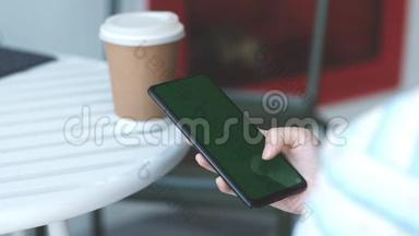 触摸智能手机屏幕，智能手机绿色屏幕